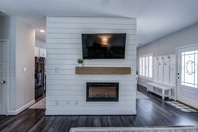 Building Photo - 105 Ridgeline Ln