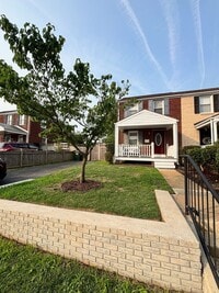 Building Photo - 2705 Fort Dr