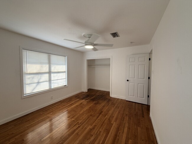 Building Photo - 914 Belmeade Dr