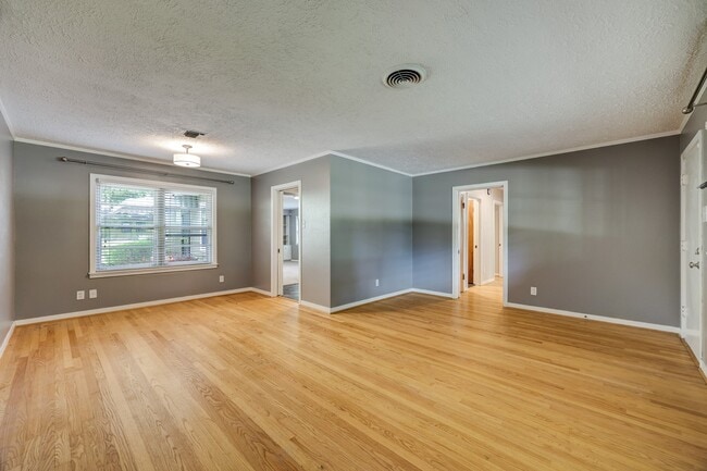 Building Photo - 1006 Worthshire St