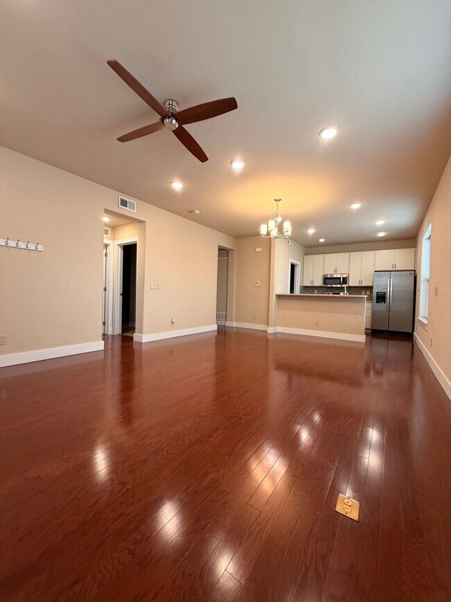 Building Photo - 525 E Kiowa St