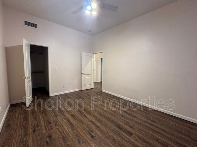 Building Photo - 1313 W Straford Ave