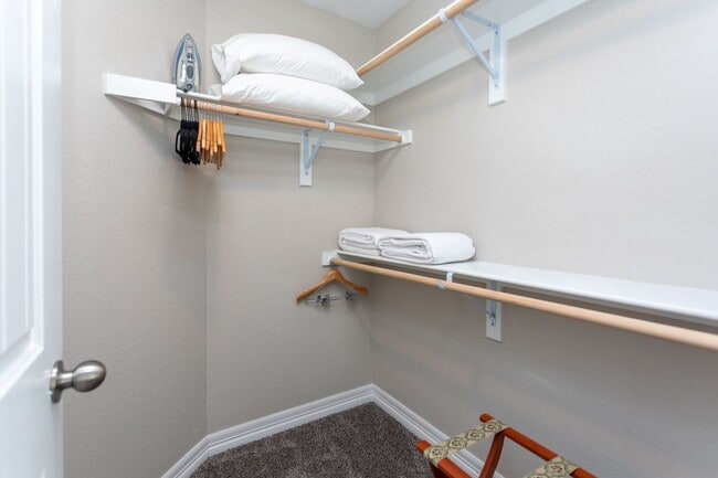 Building Photo - Stylish 3-Bedroom Townhome with Fireplace, Modern Kitchen & Spacious Layout!