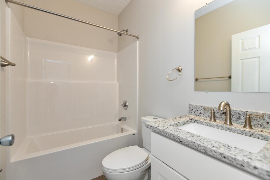 Hall Bath - 752 N Elder Ave