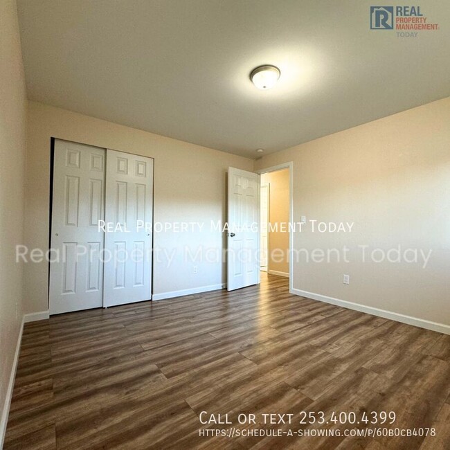 Building Photo - Charming and Updated 3 bed, 1.5 Bath Duple...