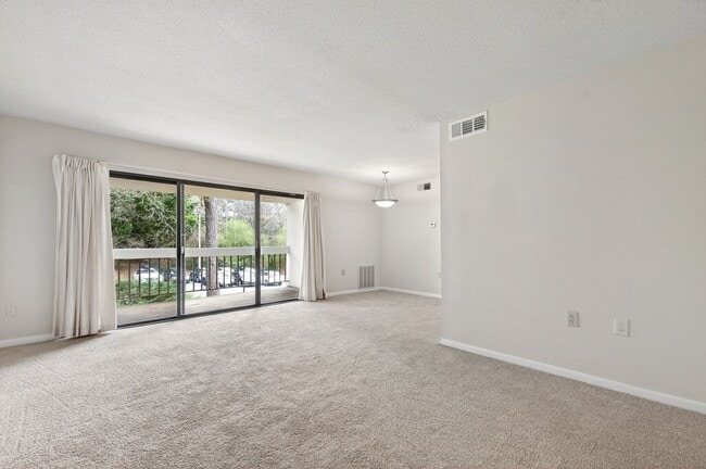 Building Photo - Charming 2BR Bolinwood Condo in Prime Chapel Hill Location!