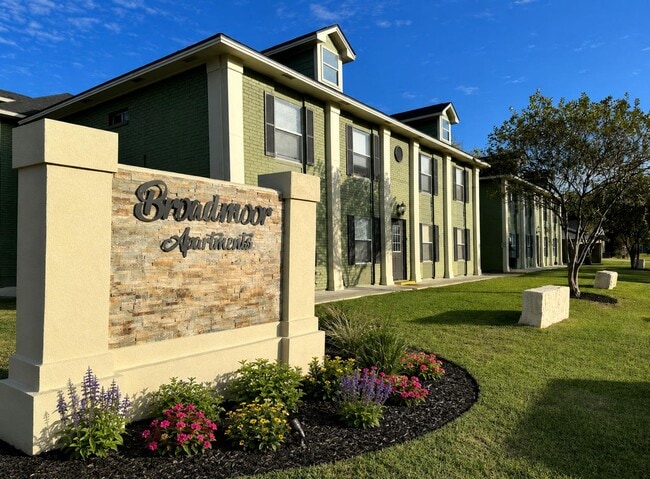 Building Photo - 1512 Broadmoor Dr