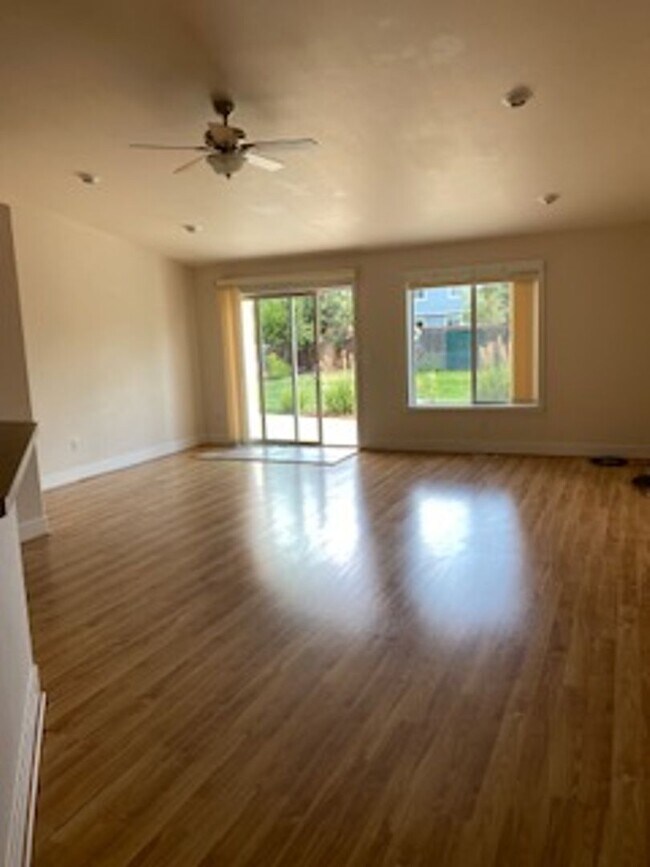 Building Photo - NW Redmond on a huge lot!