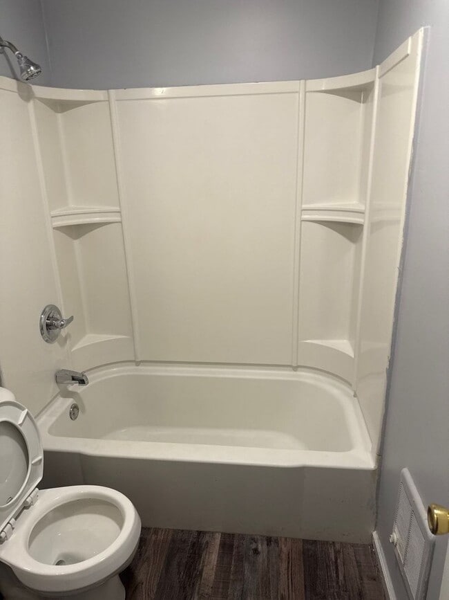 Building Photo - 2 Bedroom 1 Bathroom! Recently Remodeled! ...