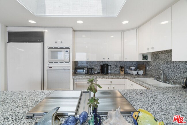 Building Photo - 11928 S Beach Club Way