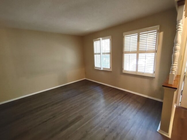 Building Photo - Beautiful Townhome located in Quail Hollow!