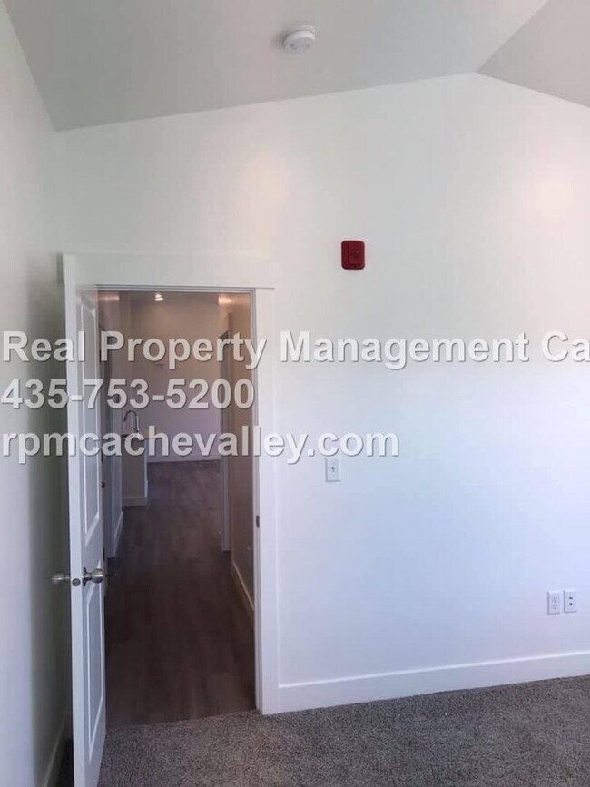 Building Photo - 163 E 550 N