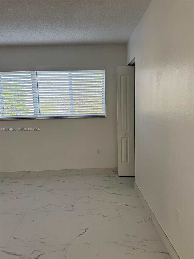 Building Photo - 9365 Fontainebleau Blvd