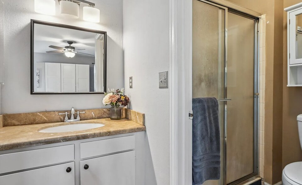 Building Photo - 646 S Joplin St