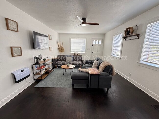 Building Photo - 2813 College St