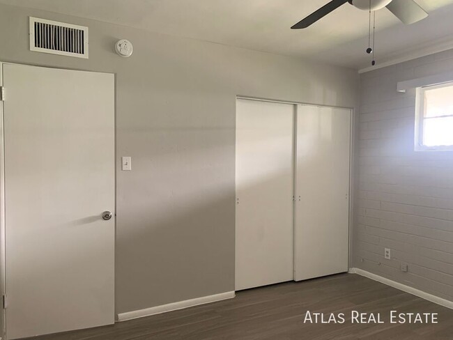 Building Photo - 2 WEEKS FREE! 2 Bedroom in Coronado Histor...