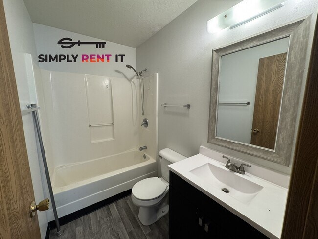 Building Photo - 3 Bedroom 2 Bathroom with Internet!