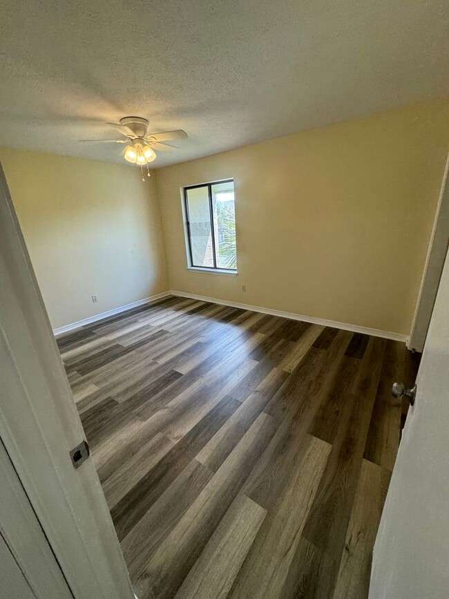 Building Photo - Great Two Bedroom-Freshly Remodeled-$500.0...