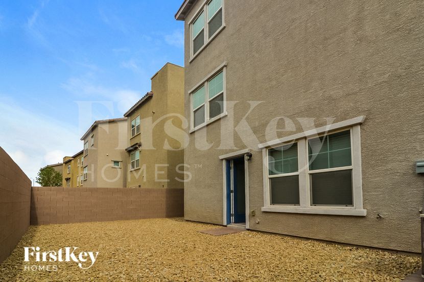 Building Photo - 803 N Water St