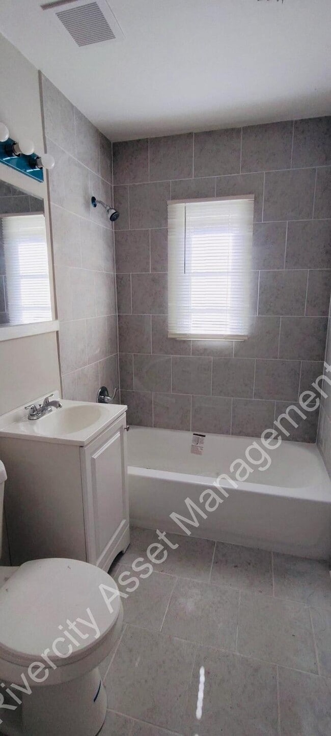 Building Photo - SECTION 8 FRIENDLY!!!!!