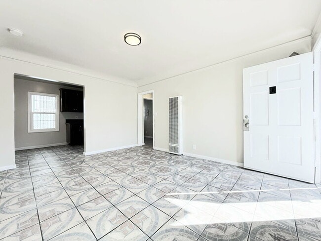 Building Photo - 338 W 61st St