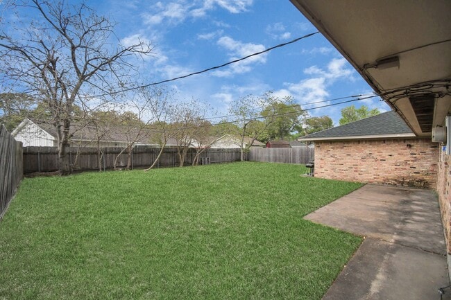 Building Photo - 8022 Sharpview Dr