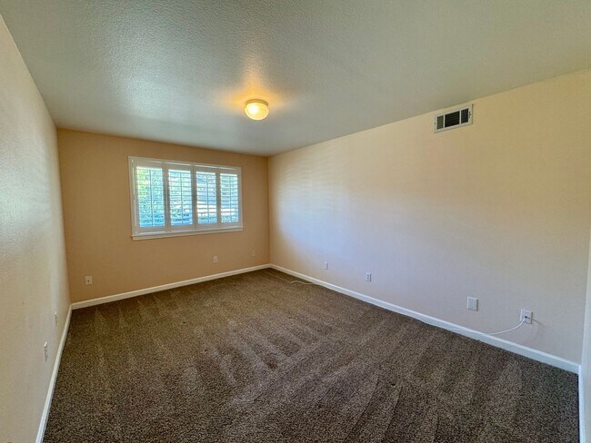 Building Photo - Spacious 3 bedroom, 3 bath bi-level home nestled in the scenic Sierra Nevada foothills