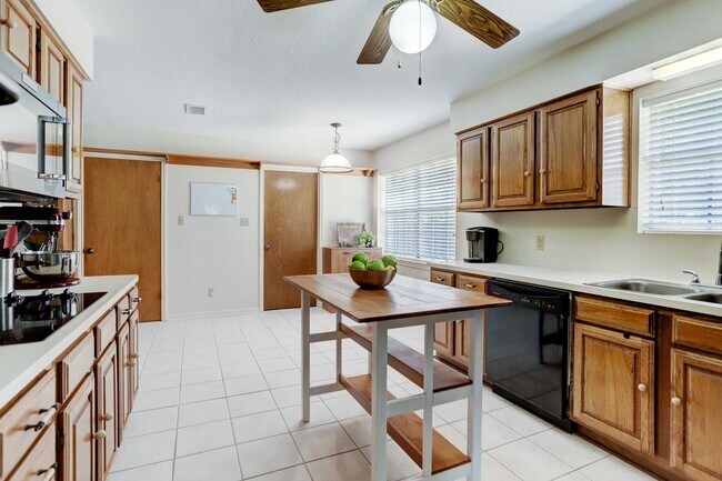 Building Photo - Spacious home on 1/3 of an acre w/ BONUS F...