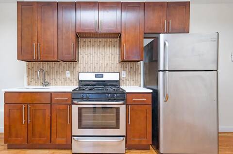 Building Photo - Furnished room/NOT APARTMENT