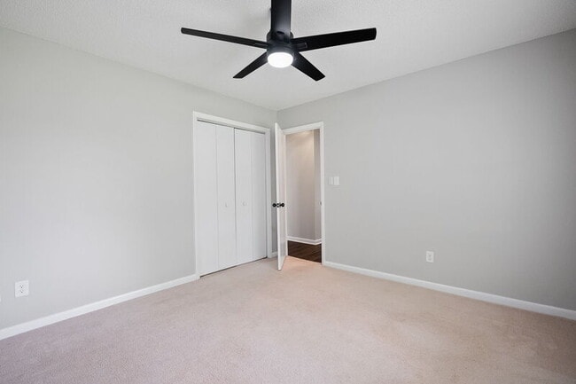 Building Photo - 1028 SE Kinsey Dr