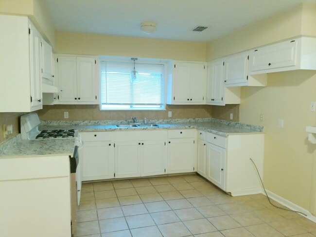 Building Photo - 109 Sutherland Dr