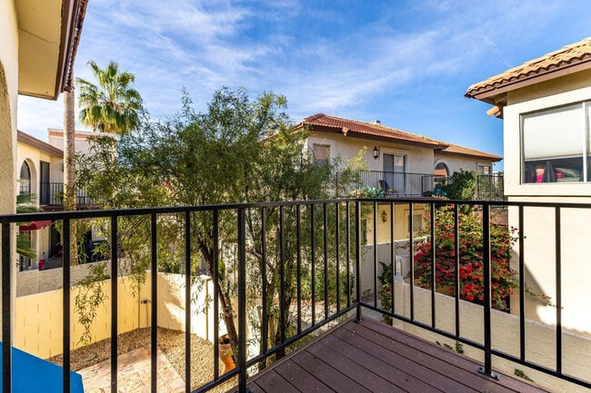 Building Photo - 5002 E Siesta Dr