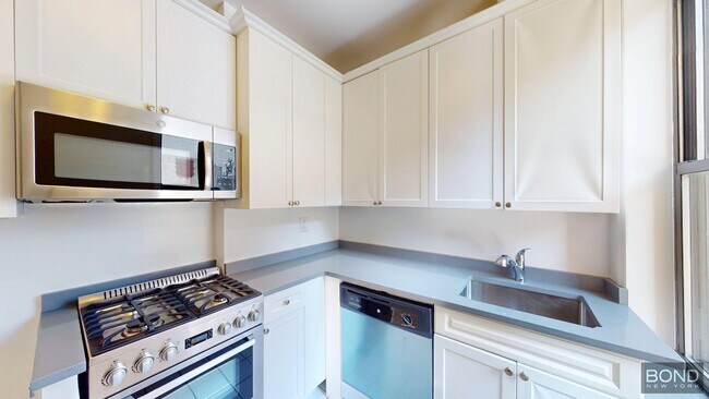 Building Photo - 55 W 55th St