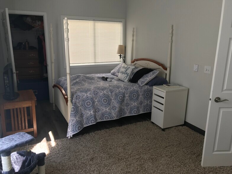 Building Photo - 410 E Mill St