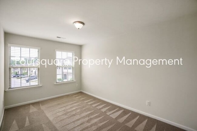 Building Photo - Townhome | Washer/ Dryer Included | Back P...