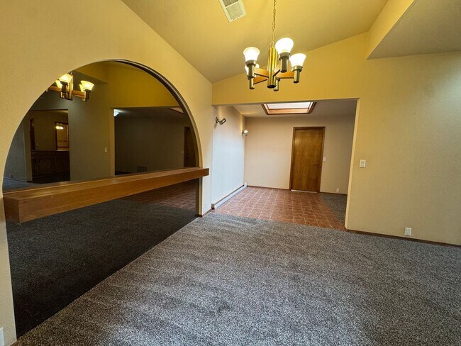 Building Photo - Mid-century Modern Garden Home!