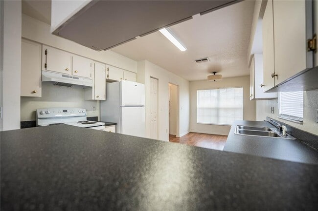 Building Photo - 812 Marcia Loop