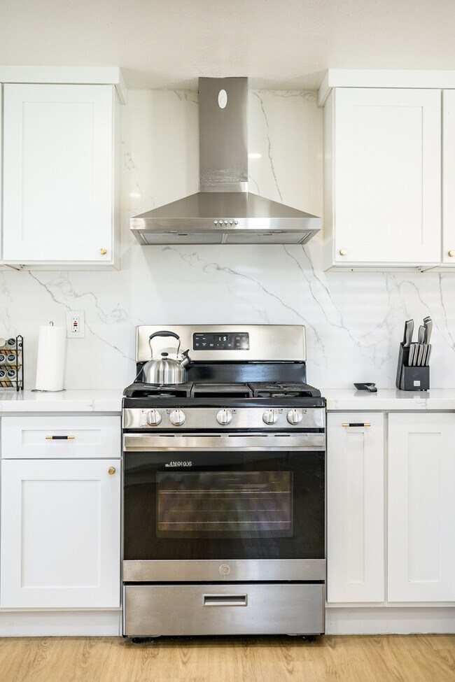 Building Photo - Luxe Spacious Home Near Parks Fully Equipped
