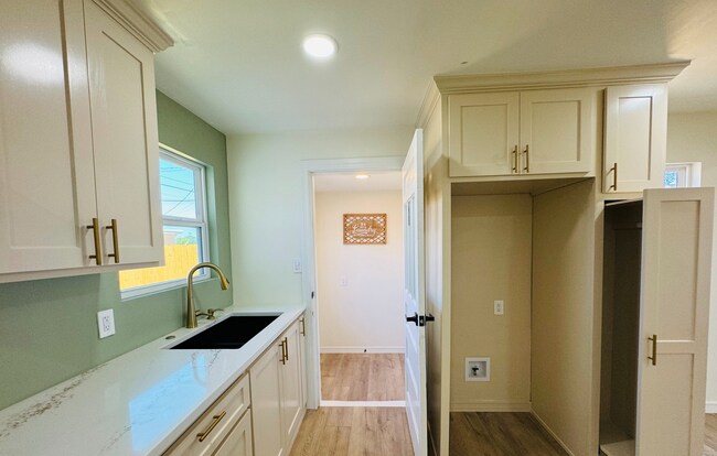 Elegant quartz countertops and black sink with garbage disposal - 807 N Lincoln St