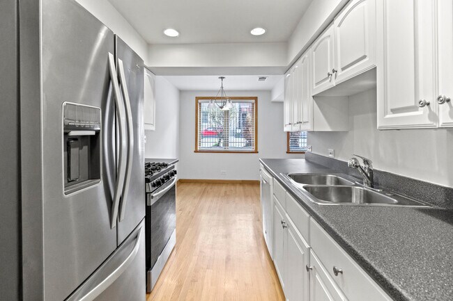 Building Photo - 2112 W Armitage Ave