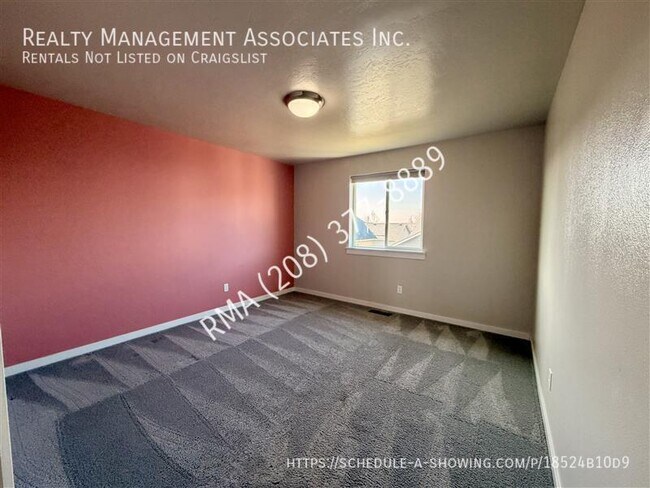 Building Photo - 6059 N Silver Spruce Ave