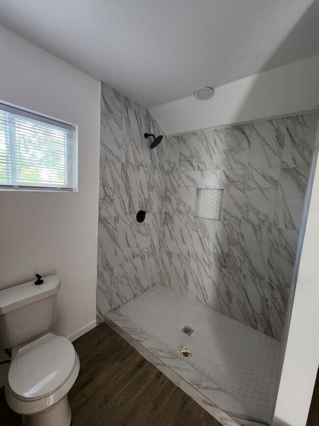Building Photo - MODERN DECORATED HOUSE | 4 BEDROOM | 2 BATH | COVERED PATIO | CASITA WITH KITCHEN, BATH & LAUNDRY