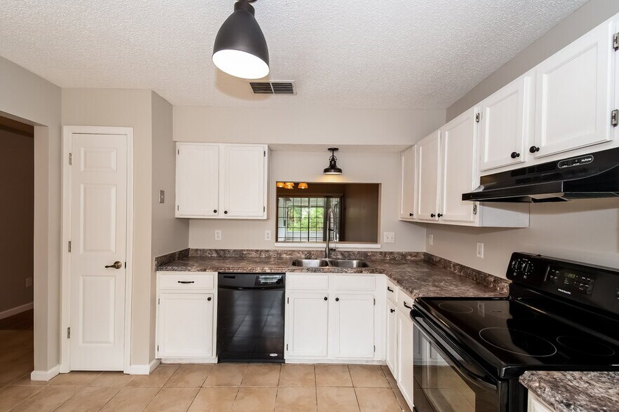 Building Photo - 1826 Ashmore Green Dr