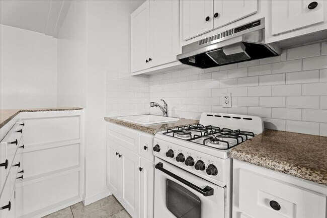 Building Photo - One Bedroom Unit In The Heart Of Koreatown!