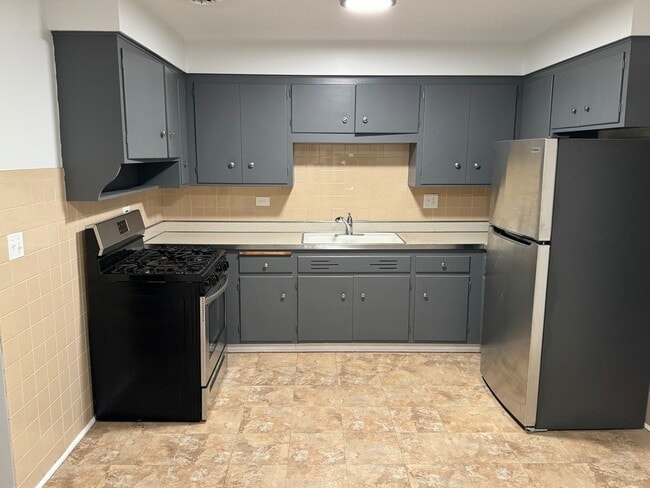 Building Photo - 5816 W Montrose Ave