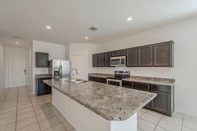 Building Photo - Gorgeous 4 Bed / 2 Bath Home – Move-In Rea...