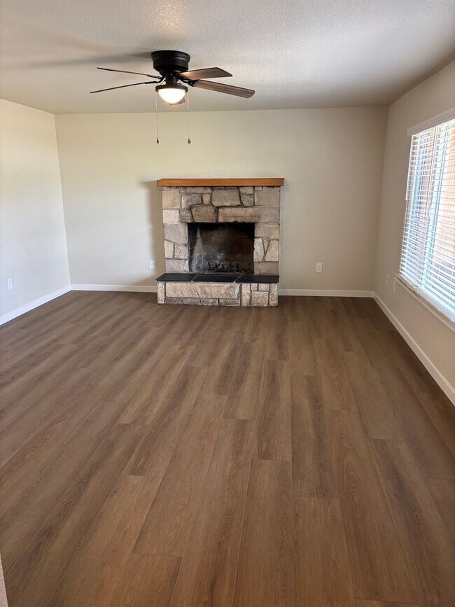 Building Photo - 3 BD 2 BA House in Yuba City! AVAILABLE NOW!!