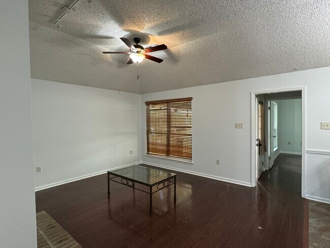 Building Photo - 350 Meadow Crossing Dr