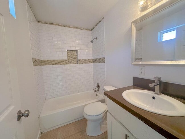 Building Photo - 1241 1/2 Saint Anne Pl