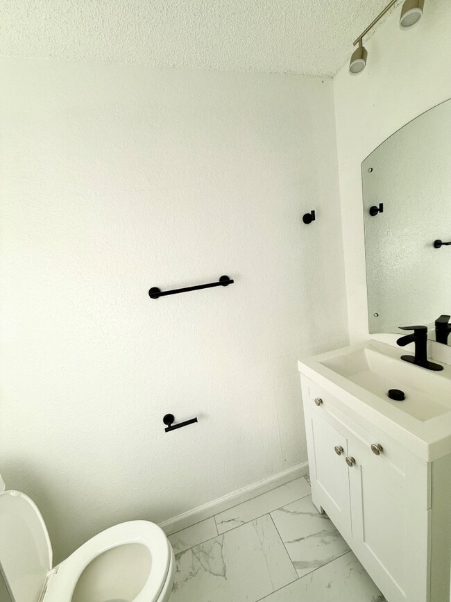 Building Photo - 8613 S Independence Ave